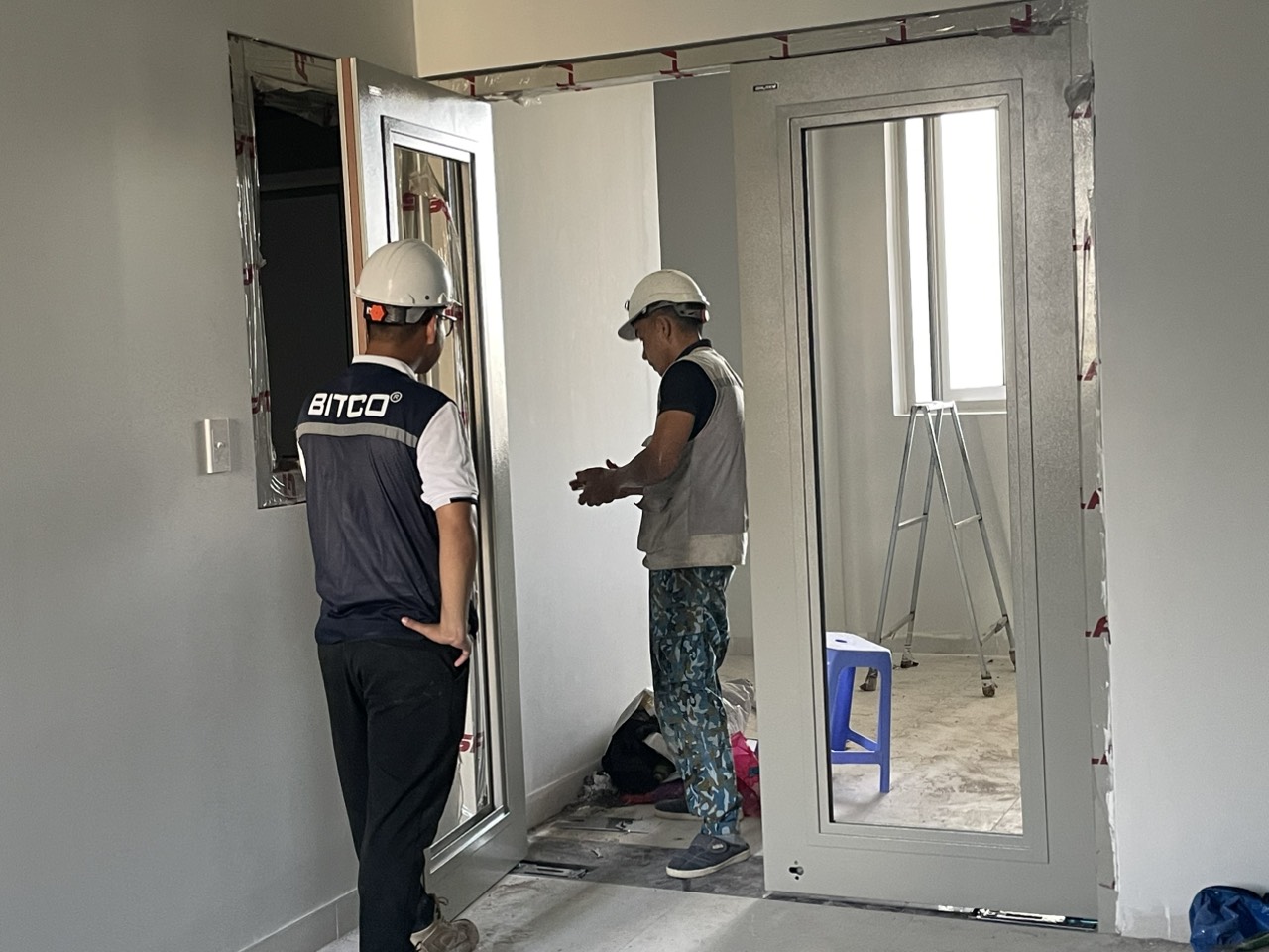 cửa kính chống cháy Bitco